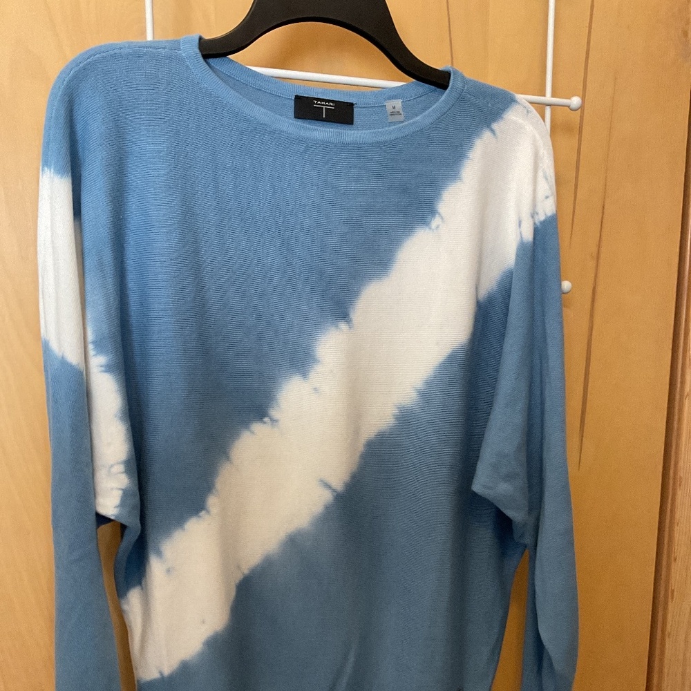 Tahari sweater size M blue and white